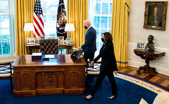 Joe Biden and Kamala Harris in the Oval Office
