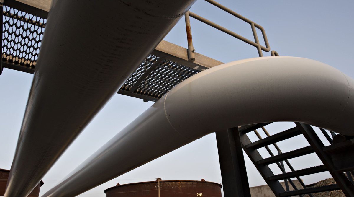 Pipelines run toward oil storage tanks in Cushing, Okla. (Daniel Acker/Bloomberg News)