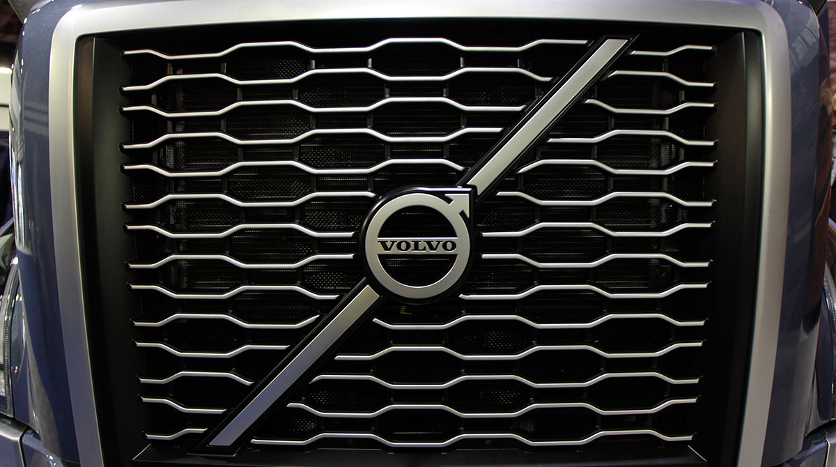 Grill of a Volvo VNL 740