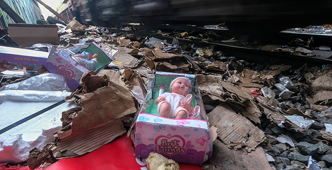  Thieves have been raiding cargo containers aboard trains nearing downtown Los Angeles for months, leaving the tracks blanketed with discarded packages. 