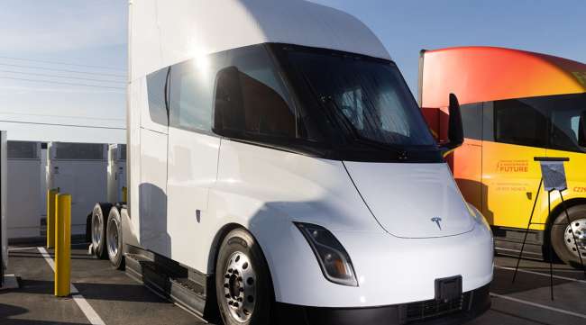 A Tesla Semi electric truck