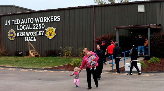 UAW member votes on GM contract
