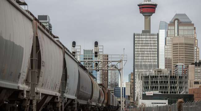 A train moves through a rail yard in Calgary, Alberta, in March 2021. (Alex Ramadan/Bloomberg News)
