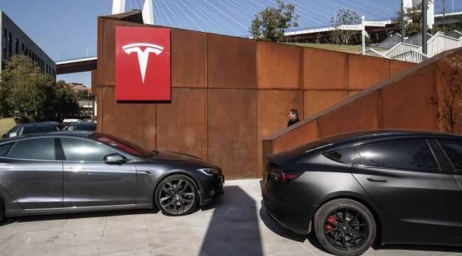 Tesla Inc. electric vehicles at the automaker's showroom in Shanghai, China. (Qilai Shen/Bloomberg News)