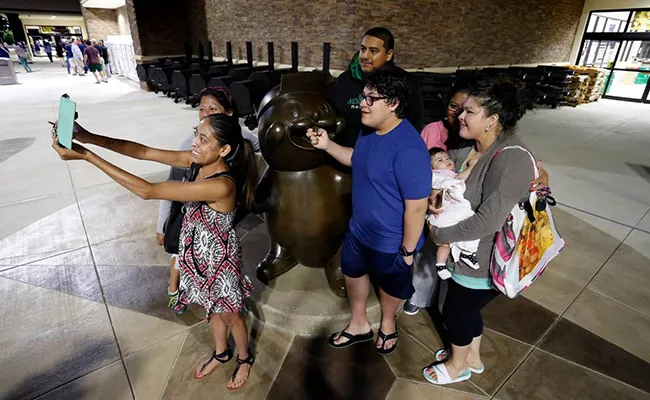 Buc-ee's fans take a photo with the beaver statue
