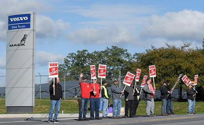 Strikers at Mack plant in Hagerstown, Md. 