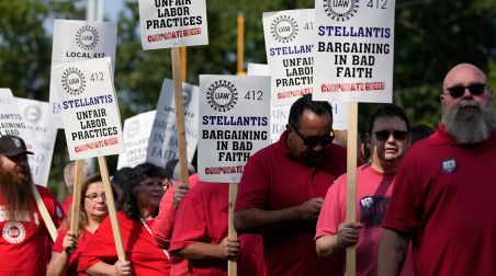 UAW strikers at Stellantis