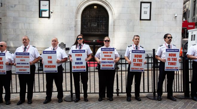 FedEx pilots picketing for a better contract
