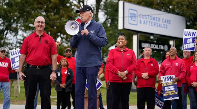 Biden speaks to UAW strikers