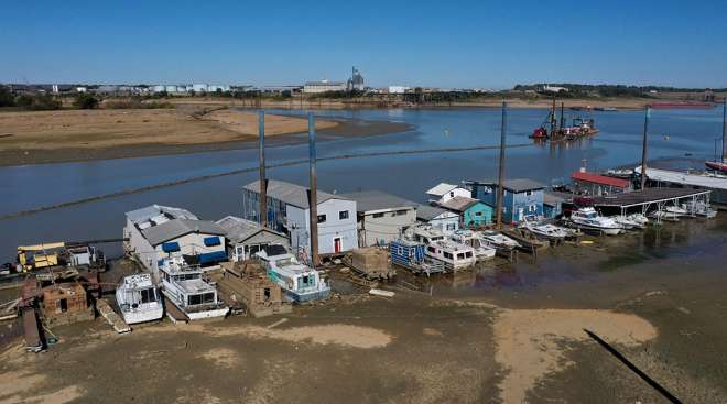 Houseboats stuck in mud